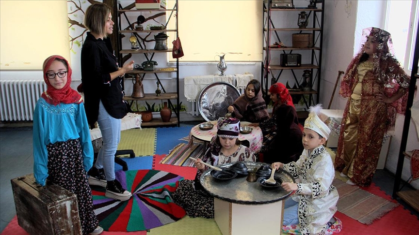Öğrencilere kültürlerini büyüklerinden miras kalan eski eşyalarla anlatıyor