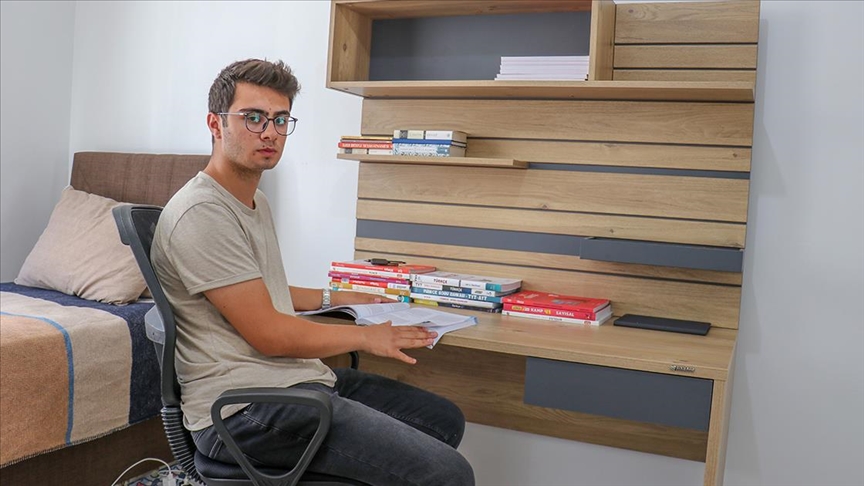 Depremzede Ferhat’ın hedefi babasının doktorluk hayalini gerçekleştirmek