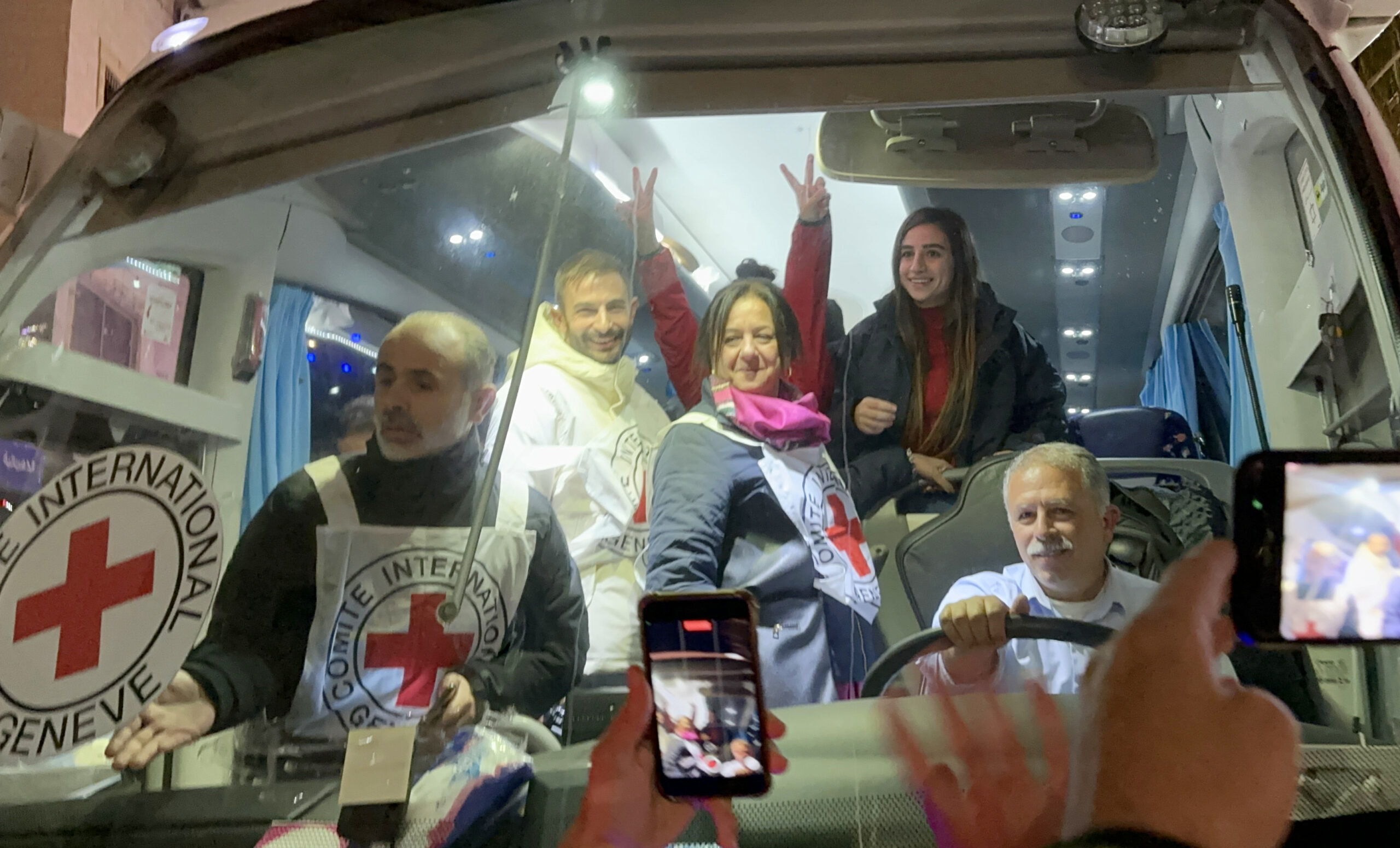 İsrail hapishanelerindeki 30 Filistinli ile Gazze’deki 10 İsrailli esir serbest bırakıldı