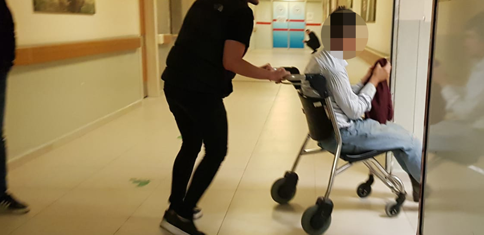 Balta ile serçe parmağını kesti