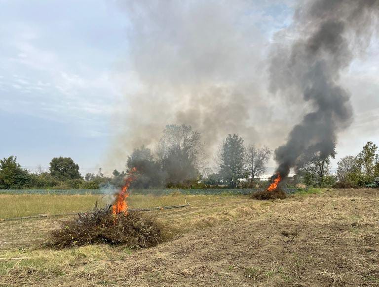 İnegöl’de anız yakan çiftçi, vatandaşları tedirgin etti
