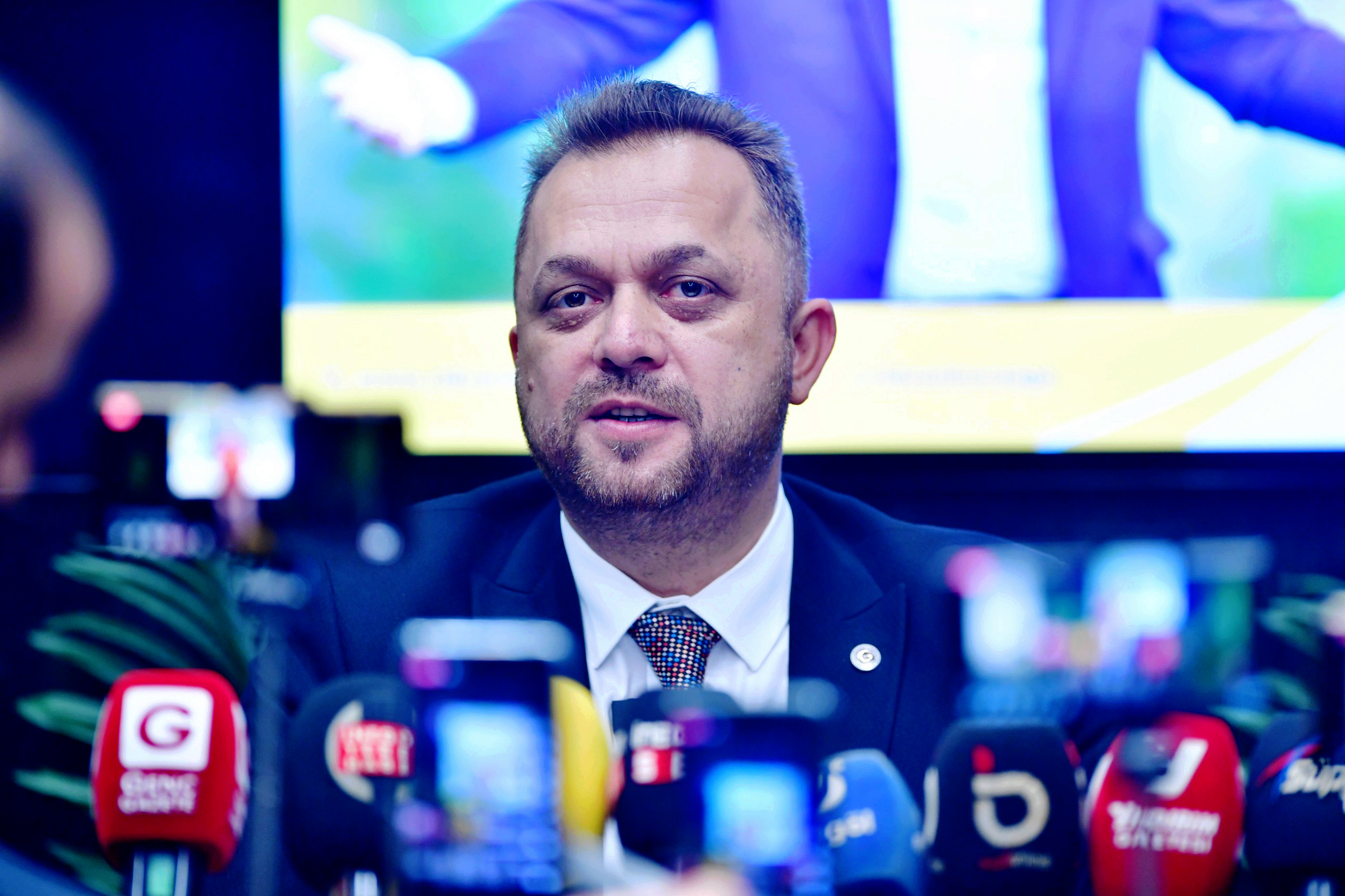 ‘Hizmet bayrağını daha yukarılara taşımak için aday adayıyım’