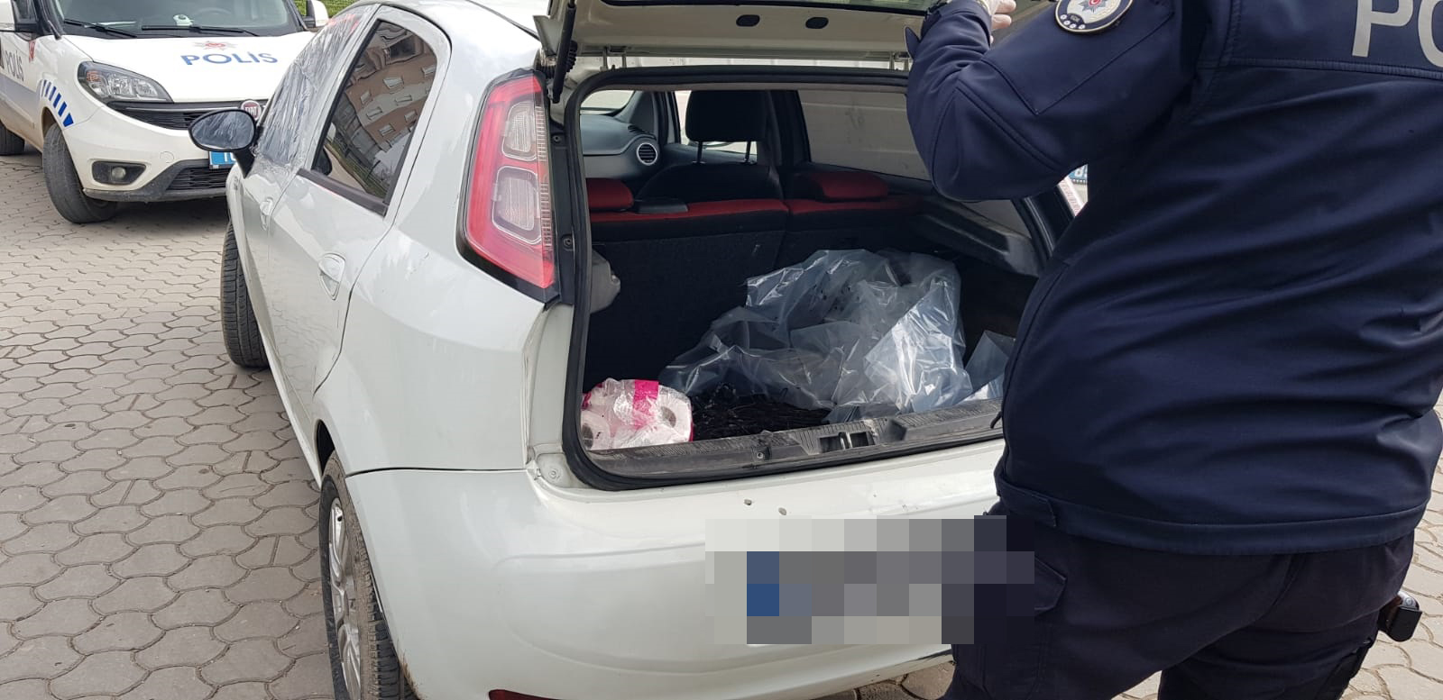 Durdurulan araçta eritilmiş bakır kablo çıktı