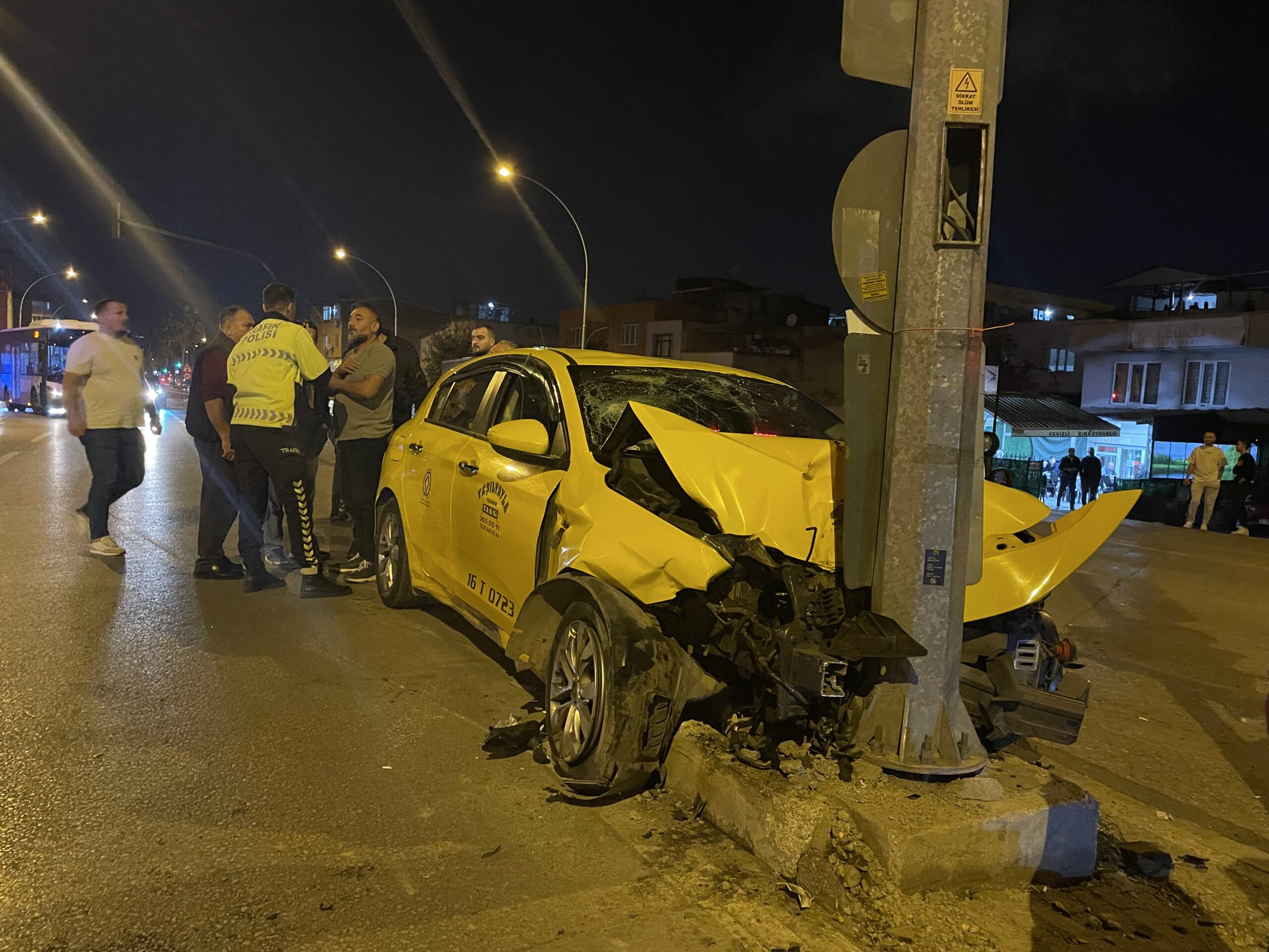 Taksi ile motosiklet çarpıştı, 6 kişi yaralandı