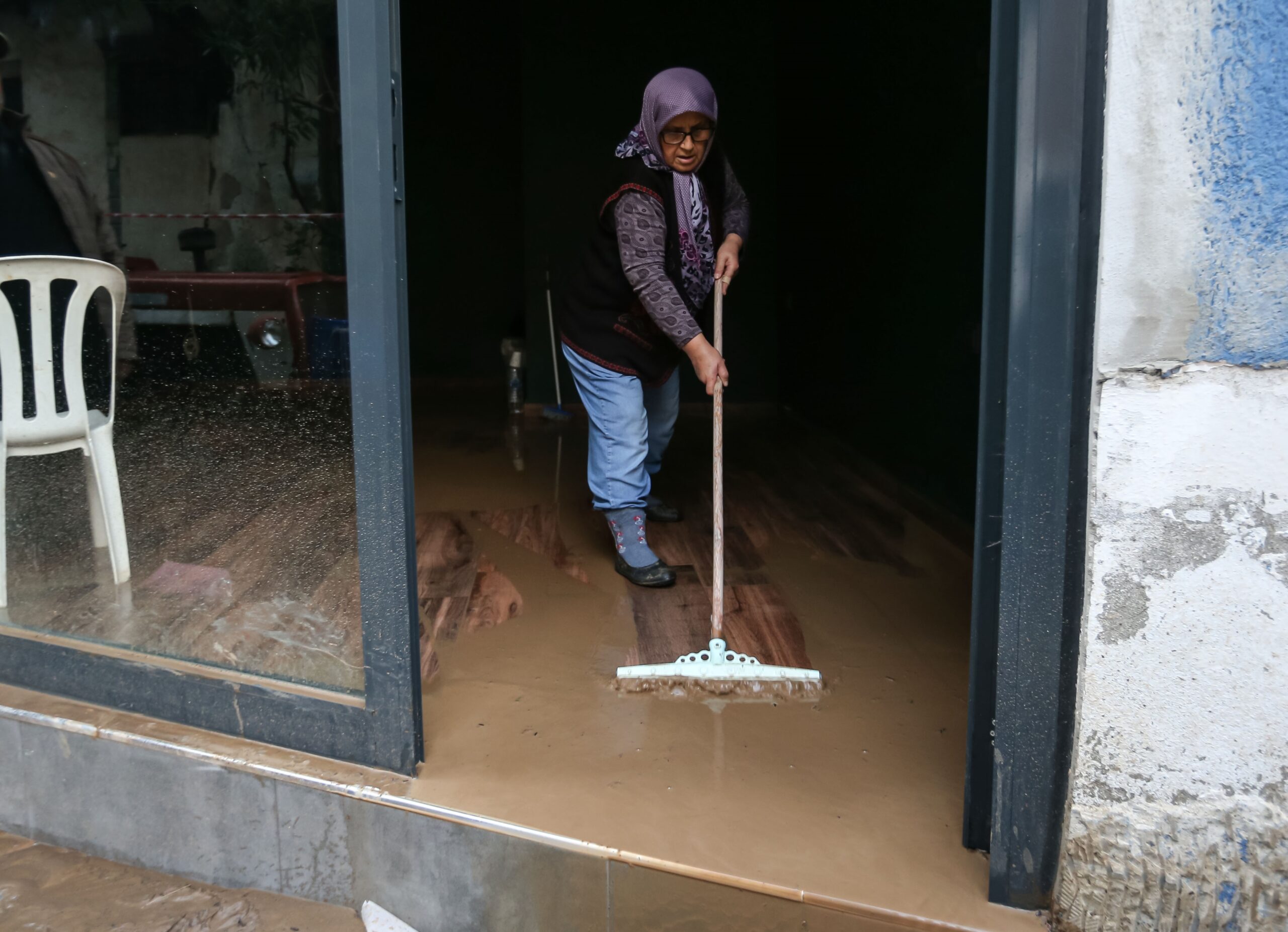 Bursa’nın turistik bölgelerinden Tirilye’de sağanak nedeniyle araçlar sürüklendi, iş yerlerini su bastı