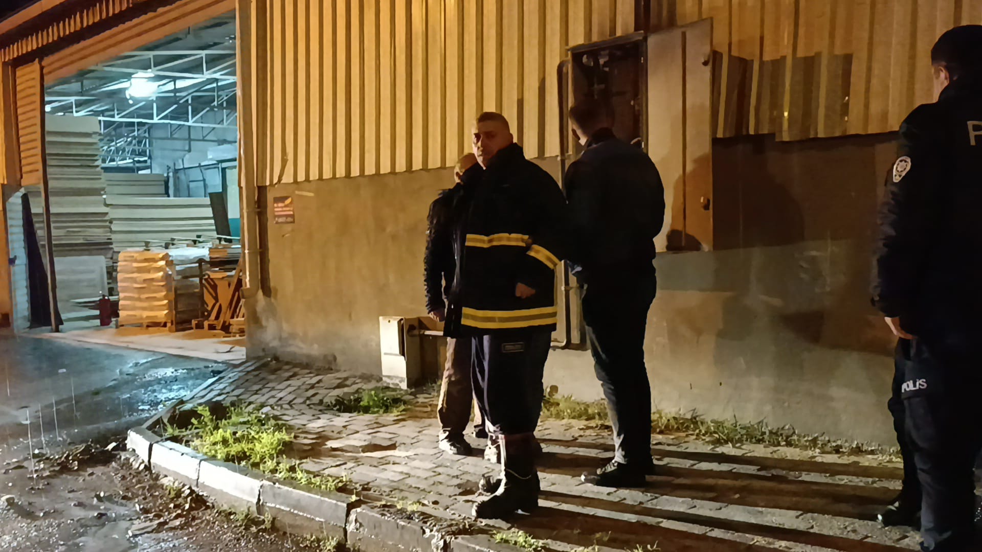 Mobilya imalathanesinde yangın