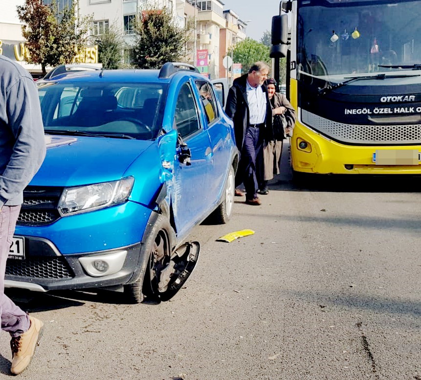 Otobüs ile çarpışan araçta 1 kişi yaralandı