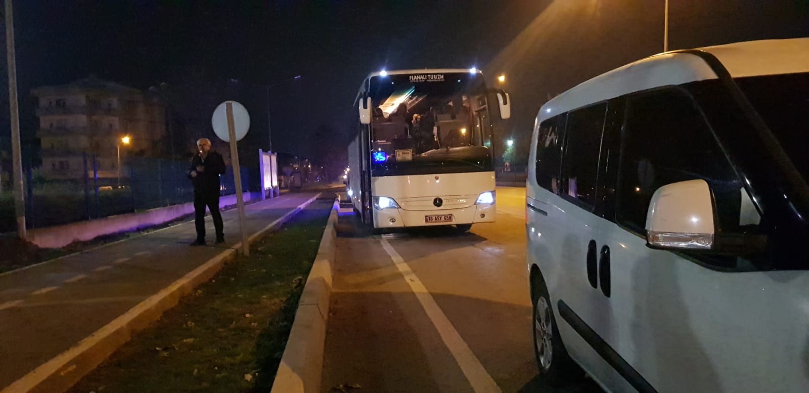 İnegöl’de durdurulan tur otobüsü çalıntı çıktı Yolcular neye uğradığını şaşırdı