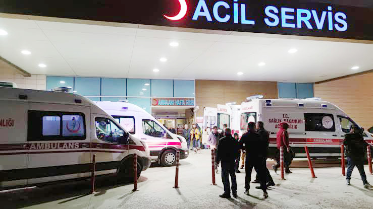 Fabrikada çıkan yangında 5 kişi dumandan zehirlendi