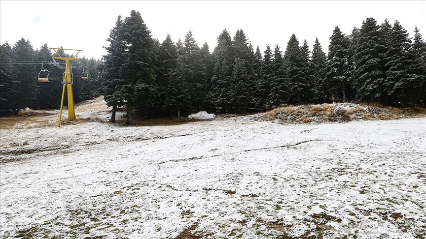 Uludağ’da mevsimin ilk karının düşmesi turizmcilerin beklentisini yükseltti