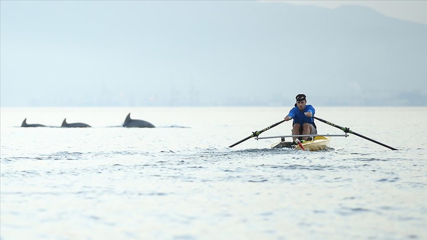 Bursa’da antrenman yapan kürek takımına yunuslar eşlik etti