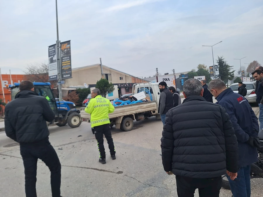 Çarptığı kamyonetin kasasına uçtu