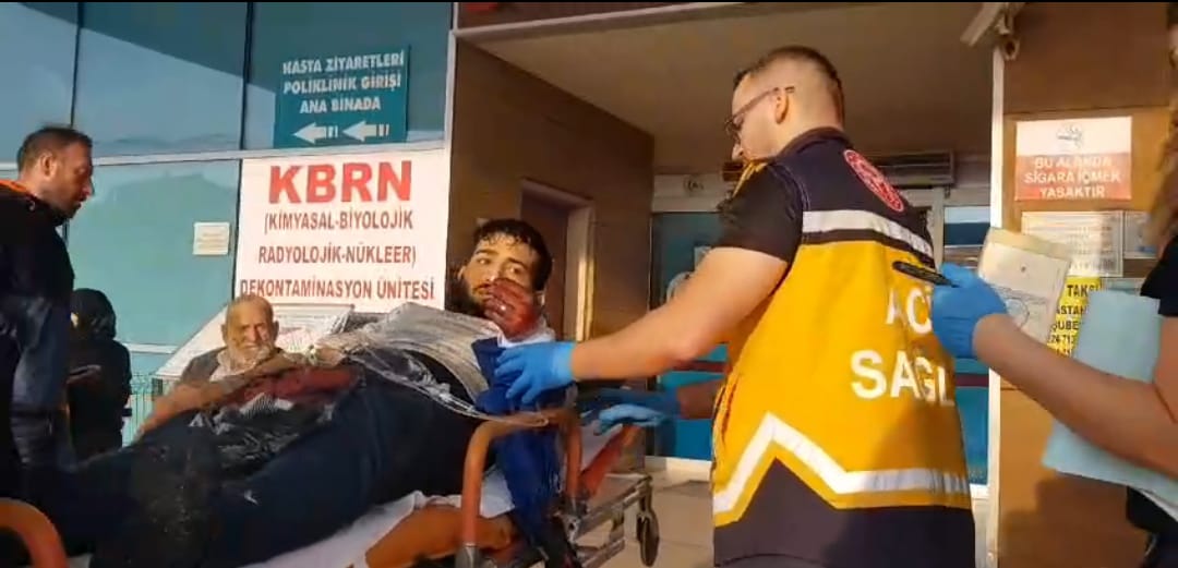 Camı yumruklayan genç gözünü acilde açtı