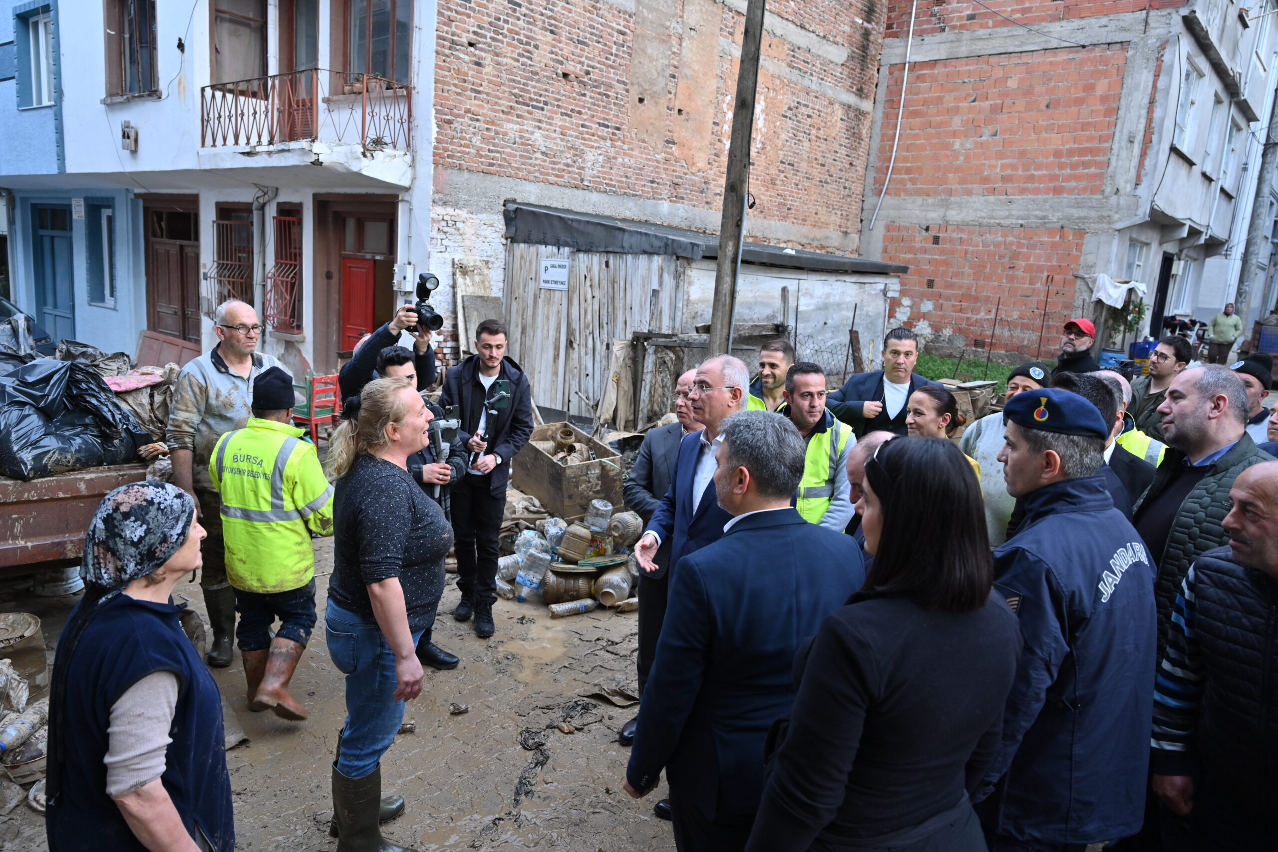 Sel bölgelerinde yaralar sarılıyor