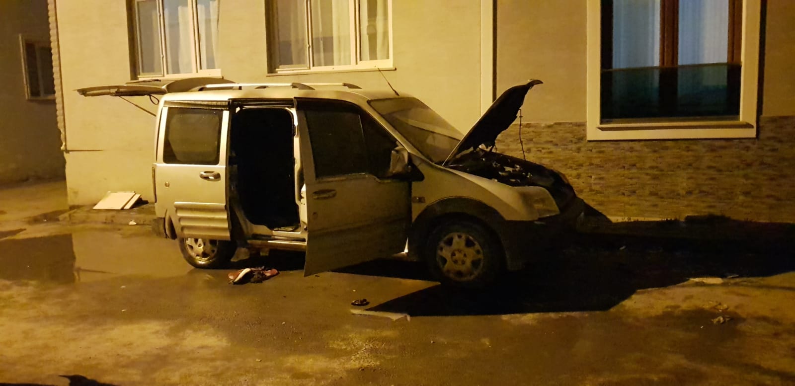 Park halindeki otomobil alev aldı