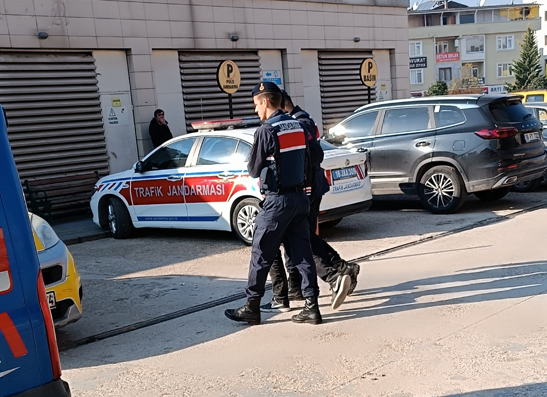 İnegöl’den hırsızlık suçundan aranan kişi yaka paça gözaltına alındı