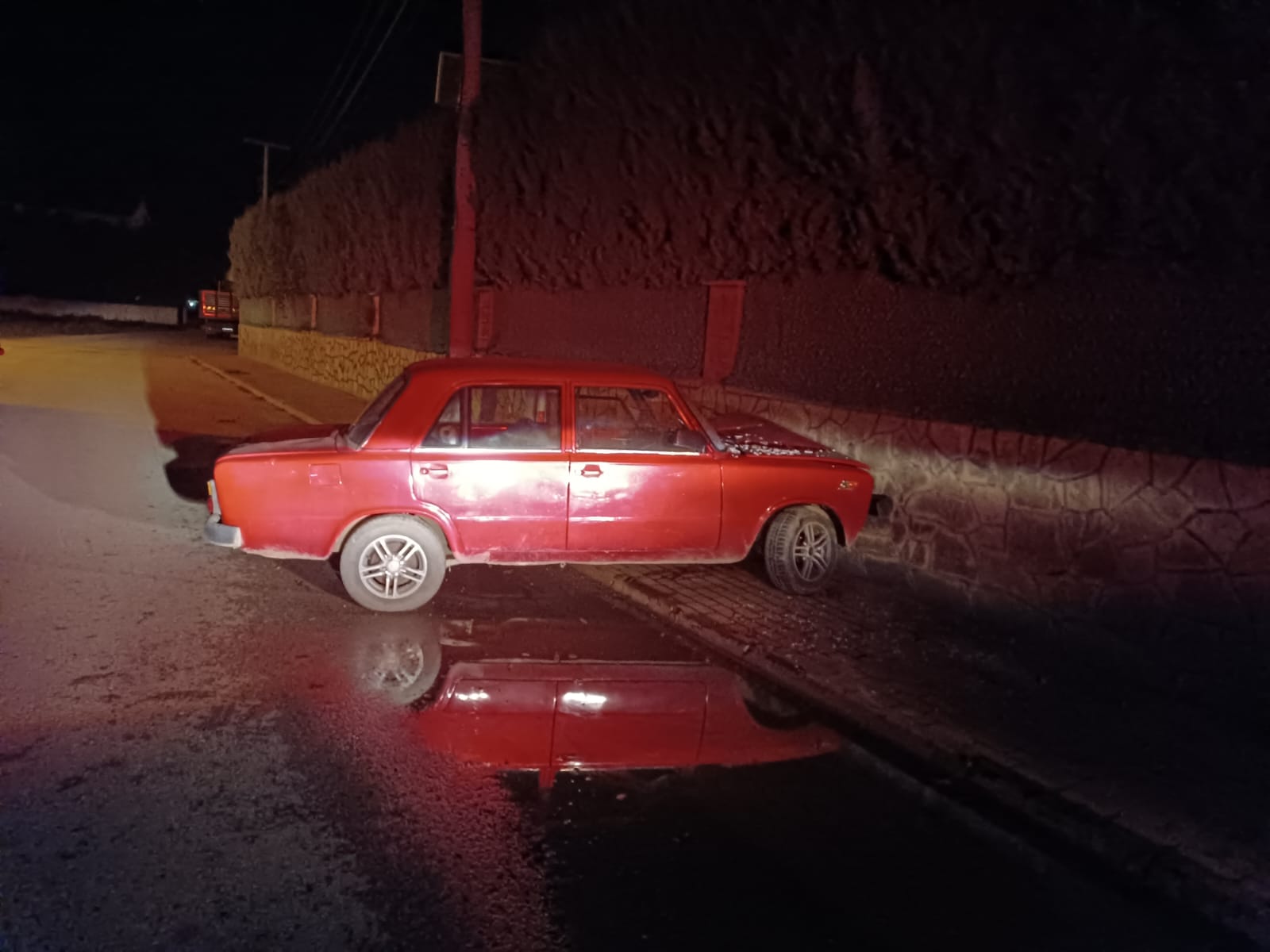 Alkollü sürücü kontrolden çıkarak duvara çarptı