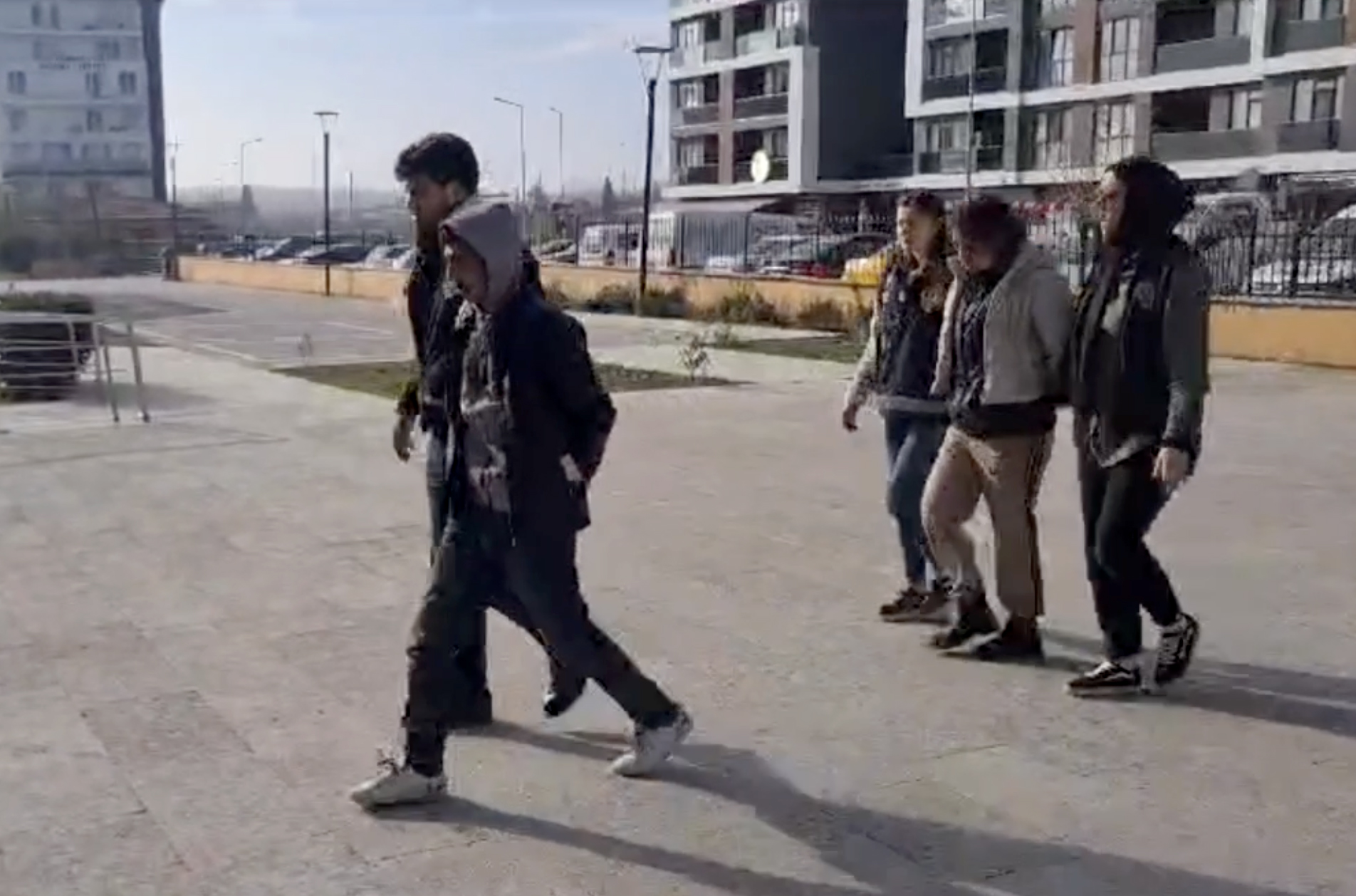 Marketten bir kişinin cep telefonunu çalan 4 şüpheliden 3’ü tutuklandı