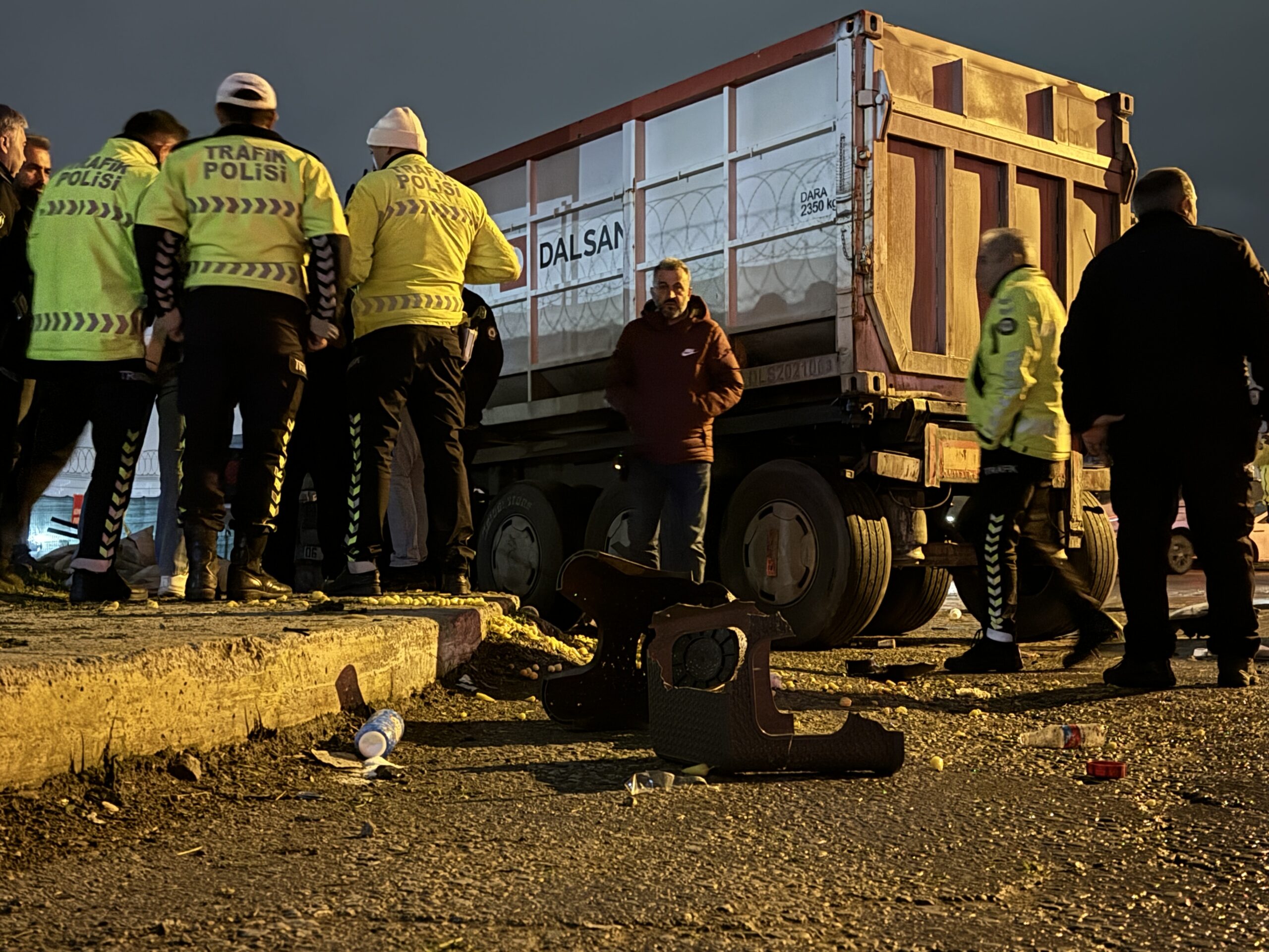 Yol kenarında köfte ekmek yiyenlerin arasına tır daldı; 1’i ağır 5 yaralı