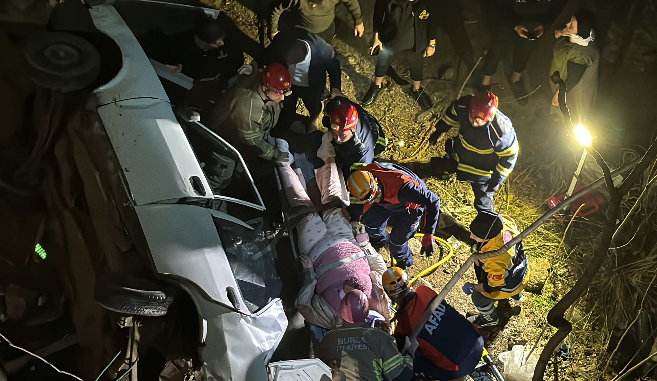 Köprüden düşen otomobildeki 4 kişi yaralandı