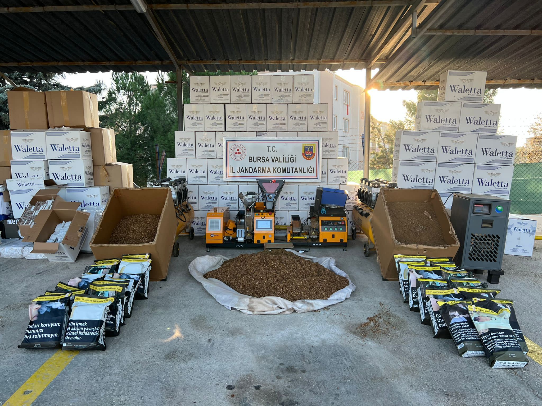 Kaçak tütün operasyonunda 4 zanlı yakalandı