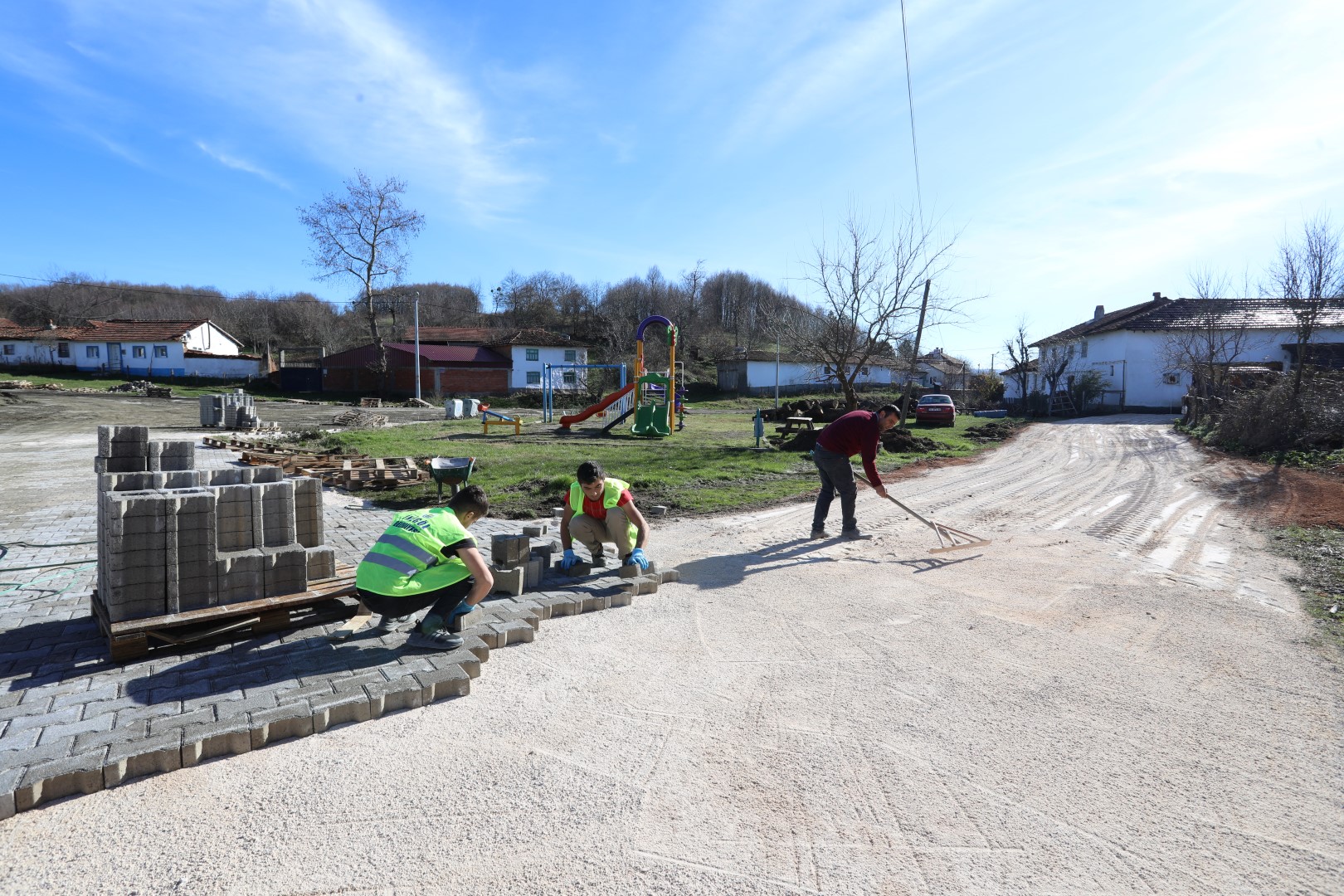 KIRSALDA HİZMET SEFERBERLİĞİ SÜRÜYOR