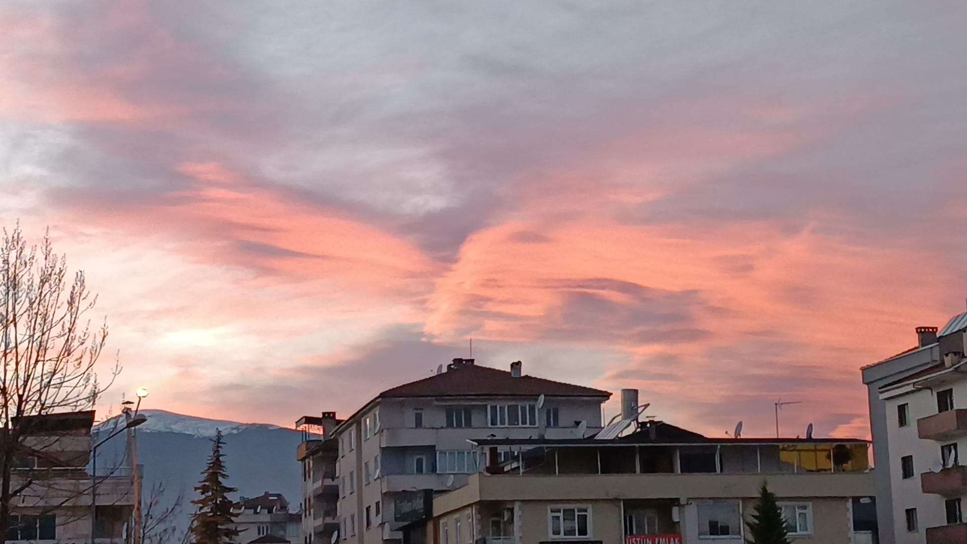 İnegöl’de gün batımının bulutlara yansıması kamerada
