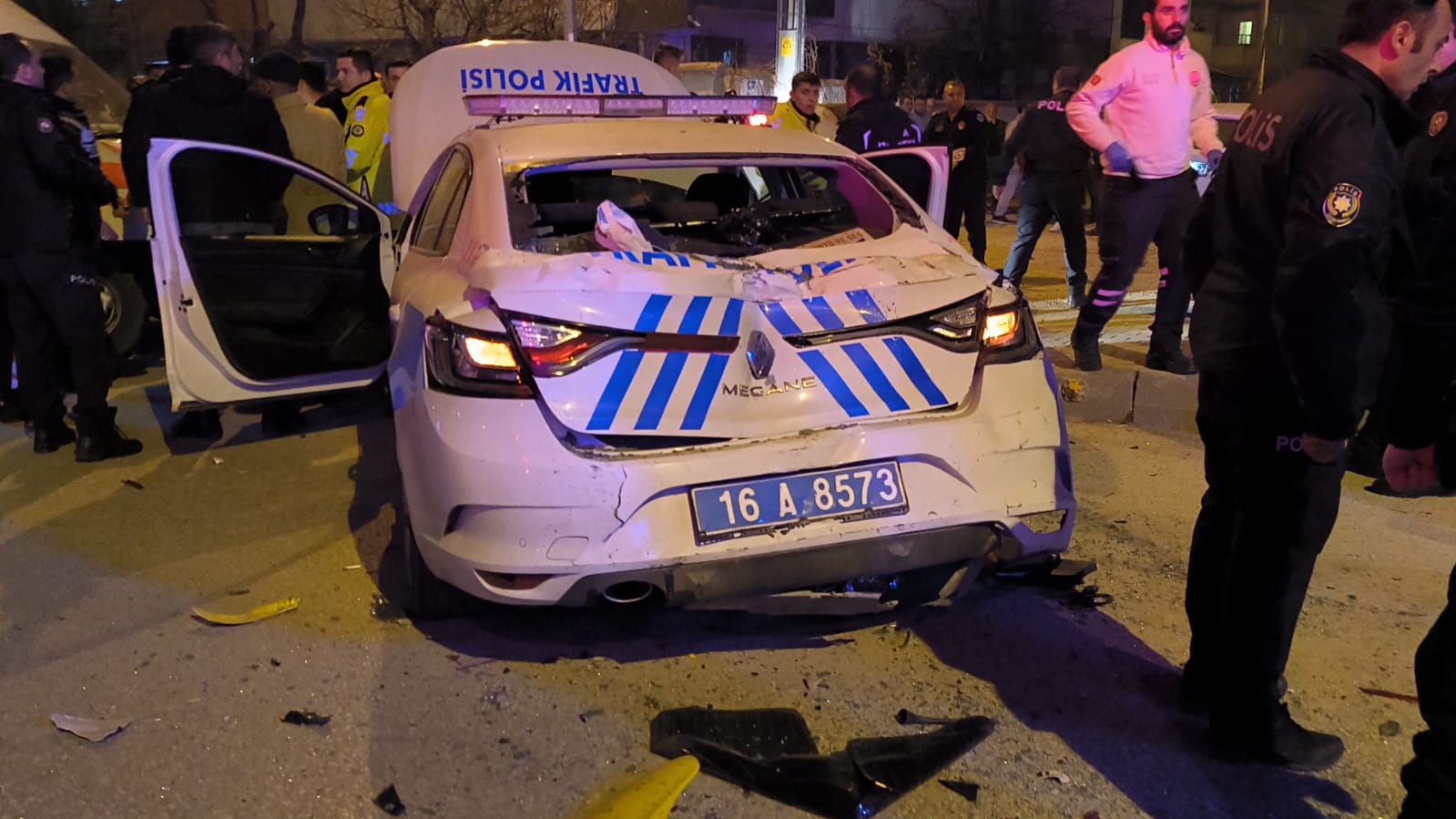 İnegöl’de feci kaza 2’si polis 4 yaralı