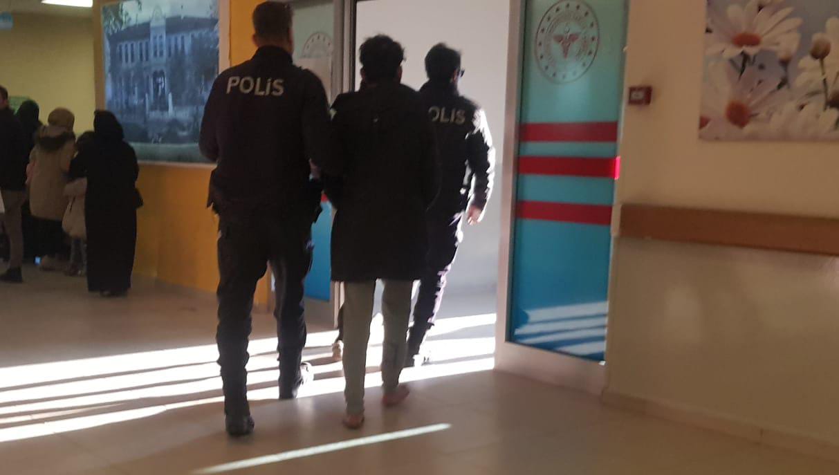 Polisi görünce kaçan kaçak göçmenler yalınayak gözaltına alındı