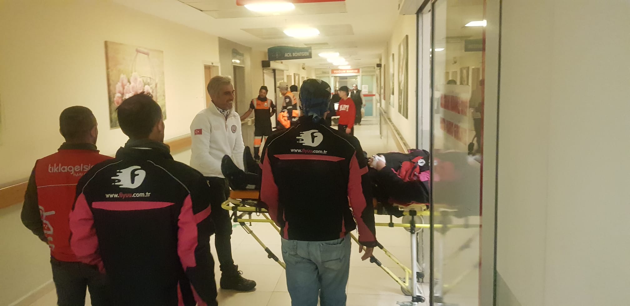 Motosikletten düşen kurye, ölümden döndü