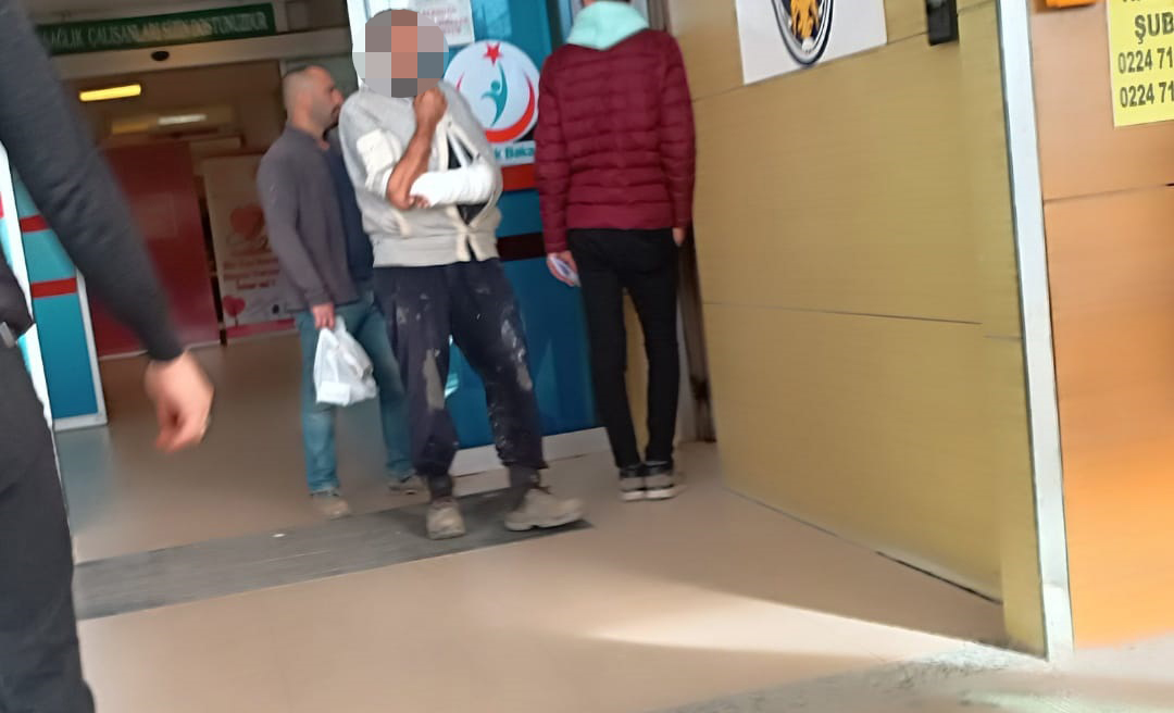 İnşaattan düşen demir profil can alıyordu