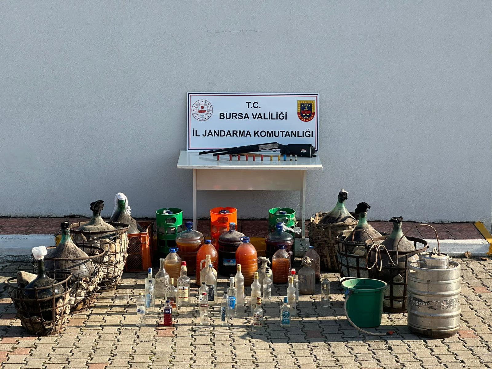 İnegöl’ün o köyünde sahte rakı ve şarap üretirken yakalandılar