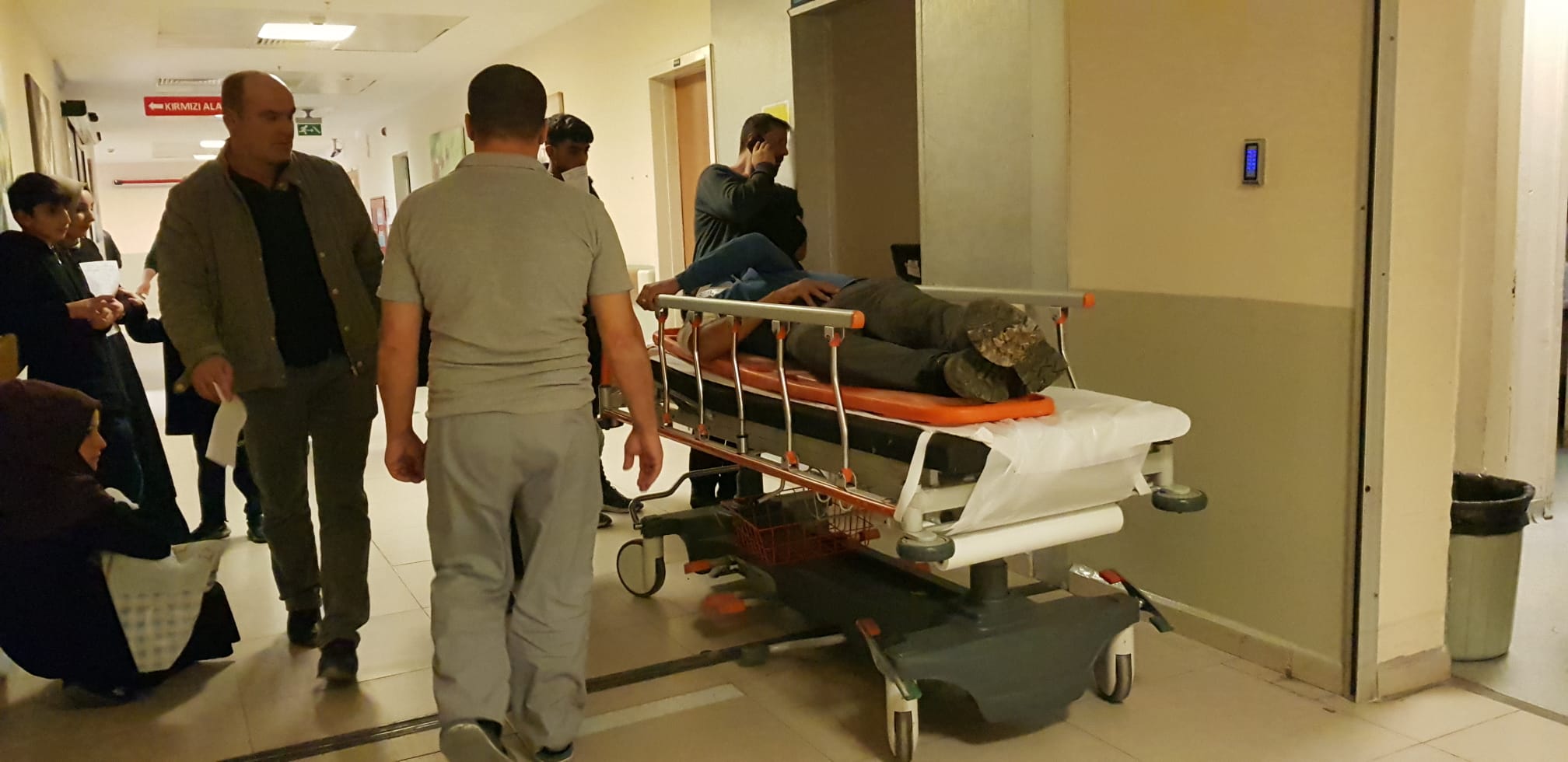 İş aracından düşen genç yaralandı