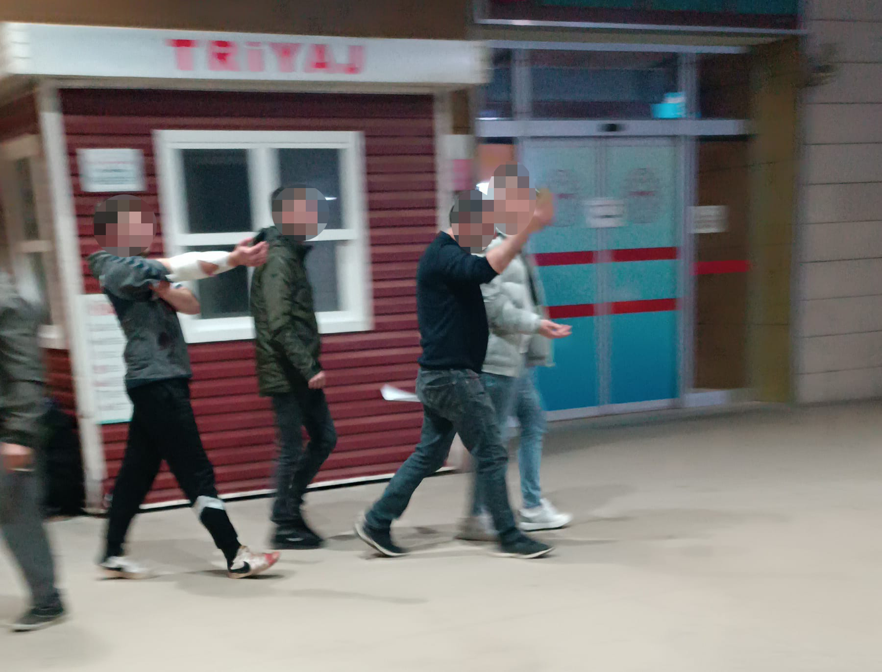 Camı yumruklayan genç hastanelik oldu