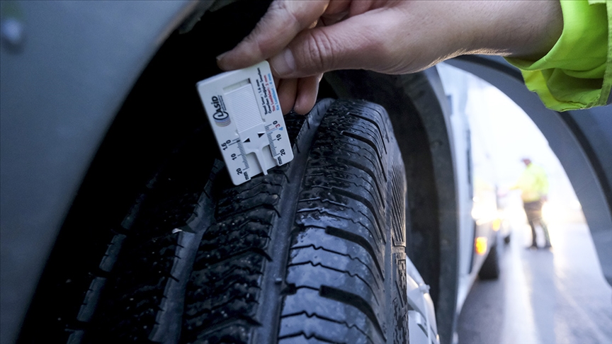 Trafik ekipleri ticari araçlarda “zorunlu kış lastiği” denetimi yaptı