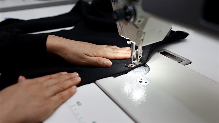 Kursiyerler Gazze’deki kadın ve çocuklar için dikiş makinesinin başına geçti