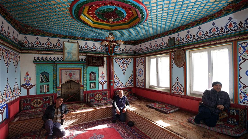 Ahşap işlemeli 150 yıllık köy odalarında buluşma geleneği sürdürülüyor