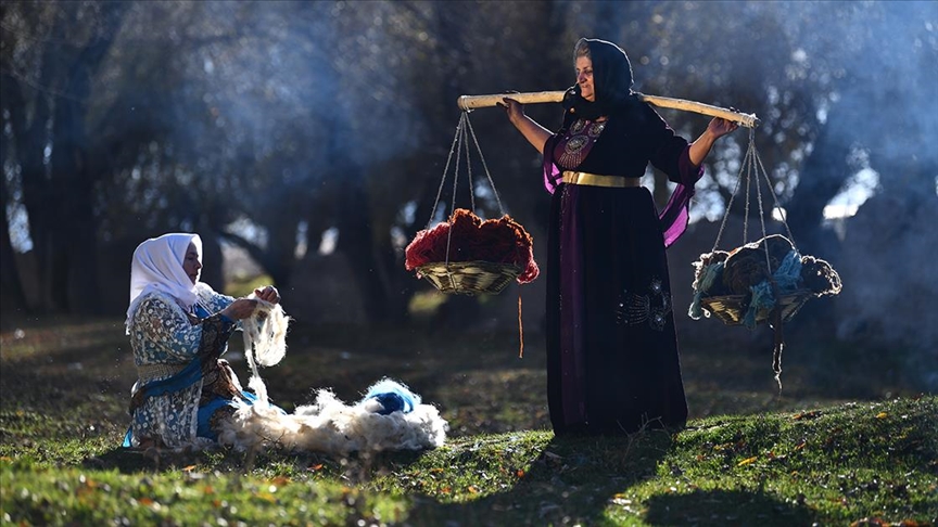 Renklerini bitkilerden alan yün ipler, tezgahlarda kilime dönüştürülüyor
