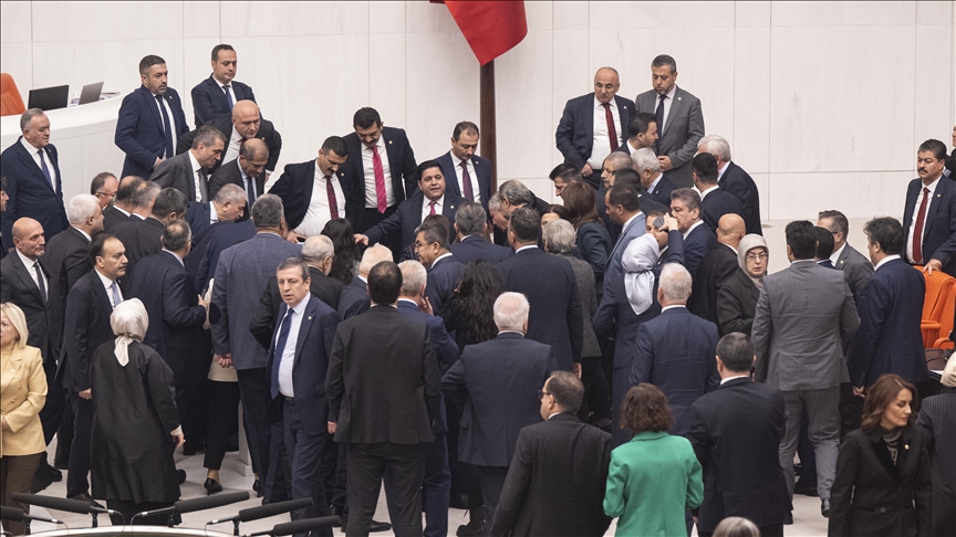 Saadet Partili Bitmez TBMM Genel Kurulu’nda kürsüde konuşurken fenalaştı