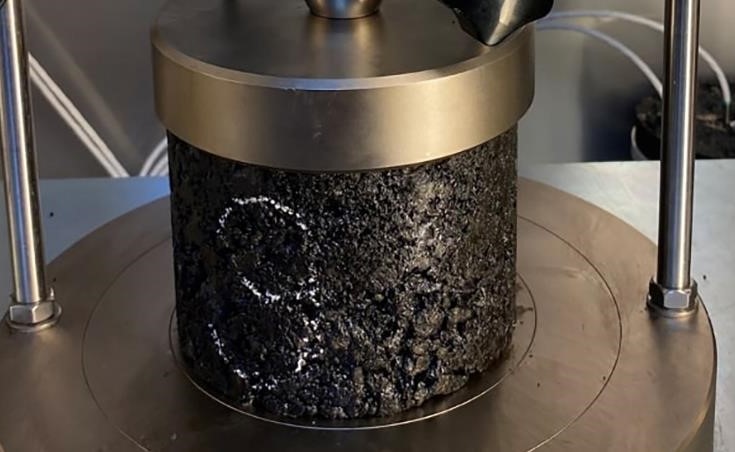 Asfalt katkısına dönüştürülen atık küllerinin doğayı kirletmesi önleniyor