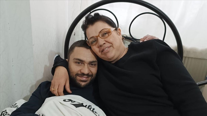 Böbrek hastası genç, içme suyu dağıtarak organ bağışına dikkat çekmeye çalışıyor