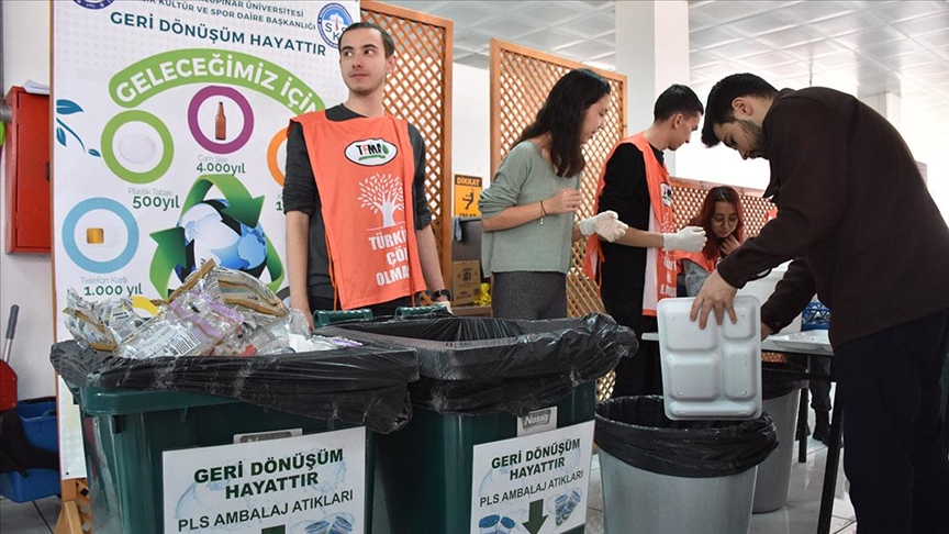 Üniversite öğrencileri yemekhanelerdeki atıkları ayrıştırarak geri dönüşüme katkı sağlıyor