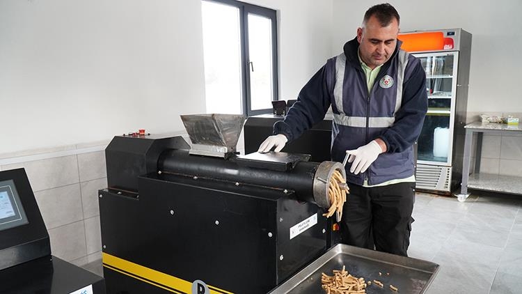 Yemek artıklarından 600 kilogram kedi ve köpek maması üretildi