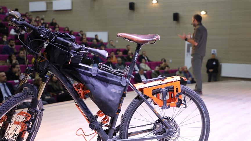 Bisikletiyle dünyayı dolaşan “Demir atlı adam” Bartın’da üniversite öğrencileriyle buluştu