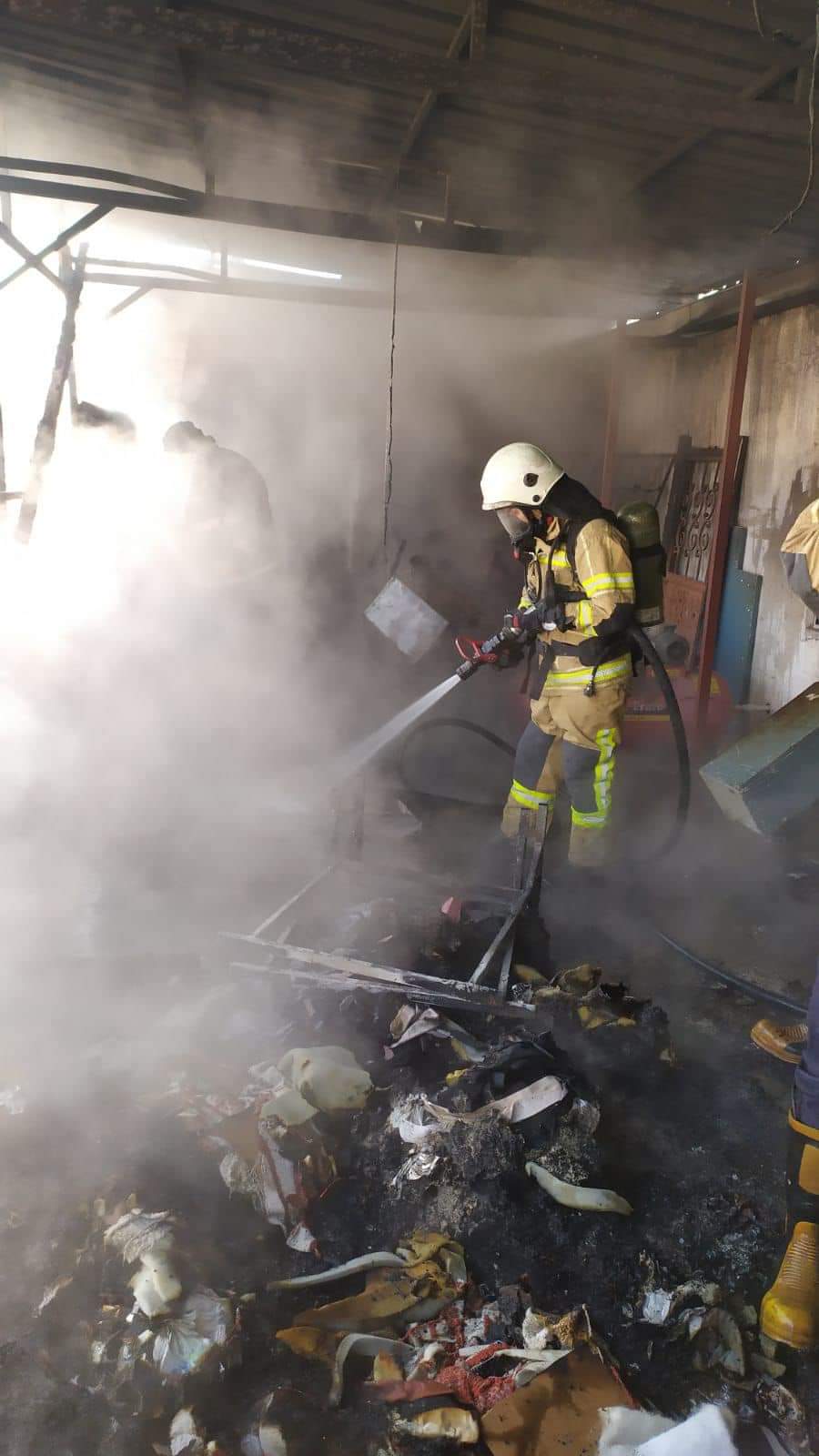 İnegöl’de mobilya imalathanesinde çıkan yangın söndürüldü