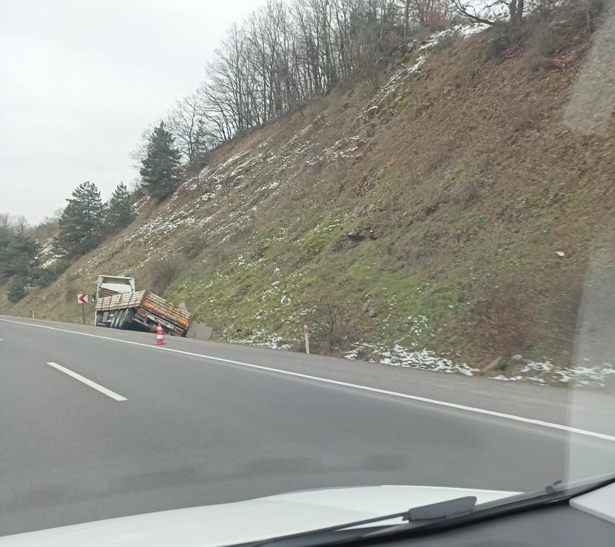 Kontrolden çıkan tır su kanalına düştü