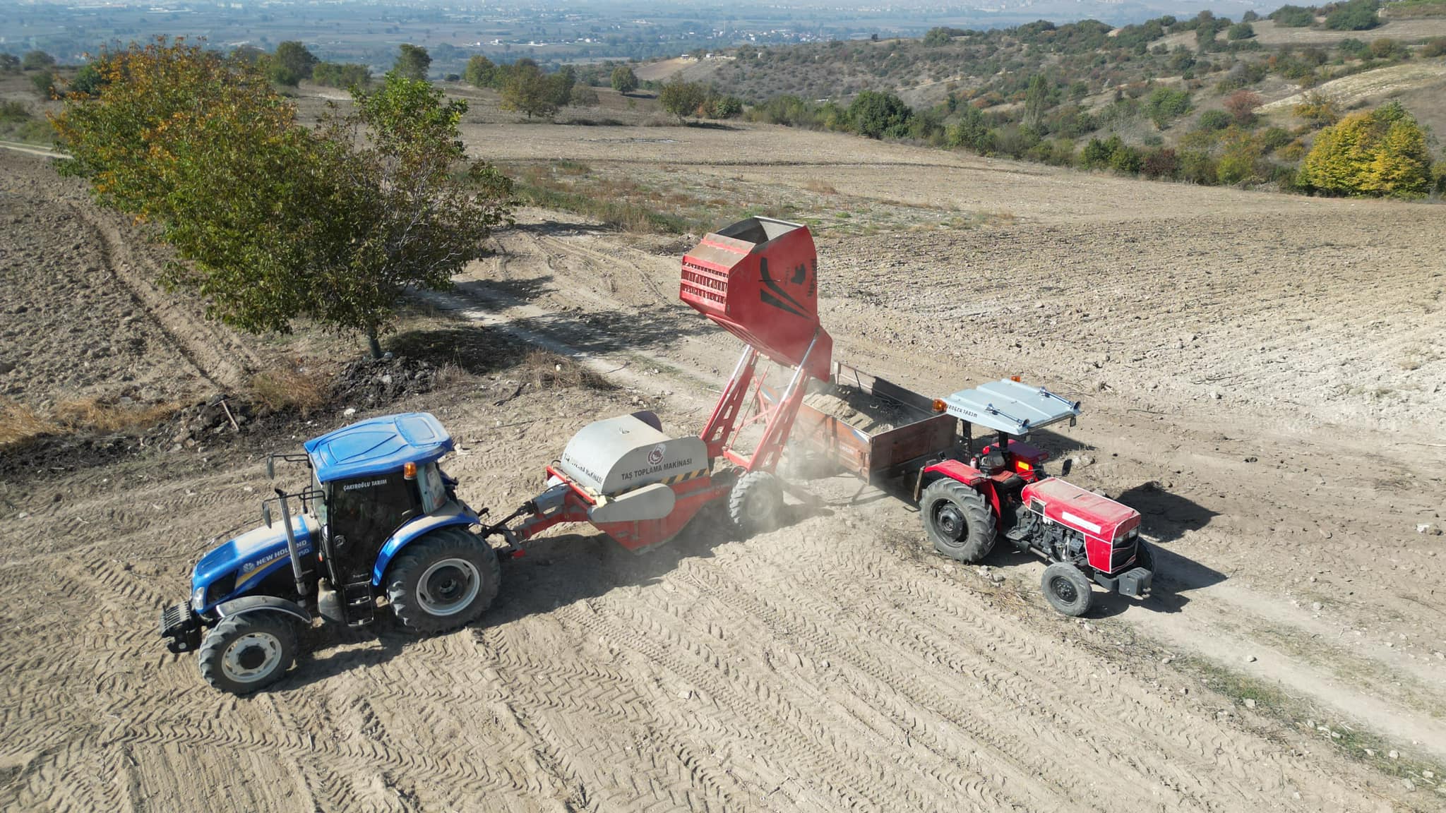 İnegöllü çiftçilere destek sürüyor 2 bin dekar tarım arazisi taştan temizlendi