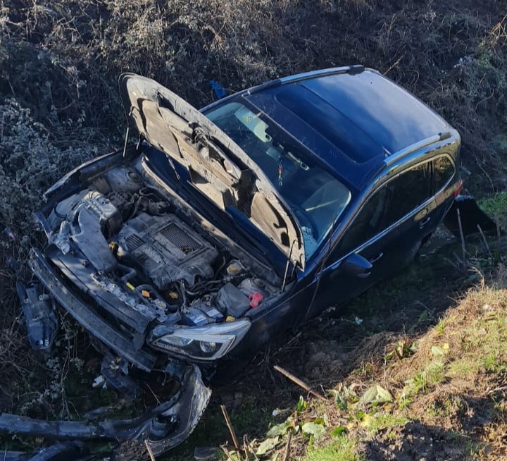 Önündeki araca çarpıp, tarlaya uçtu