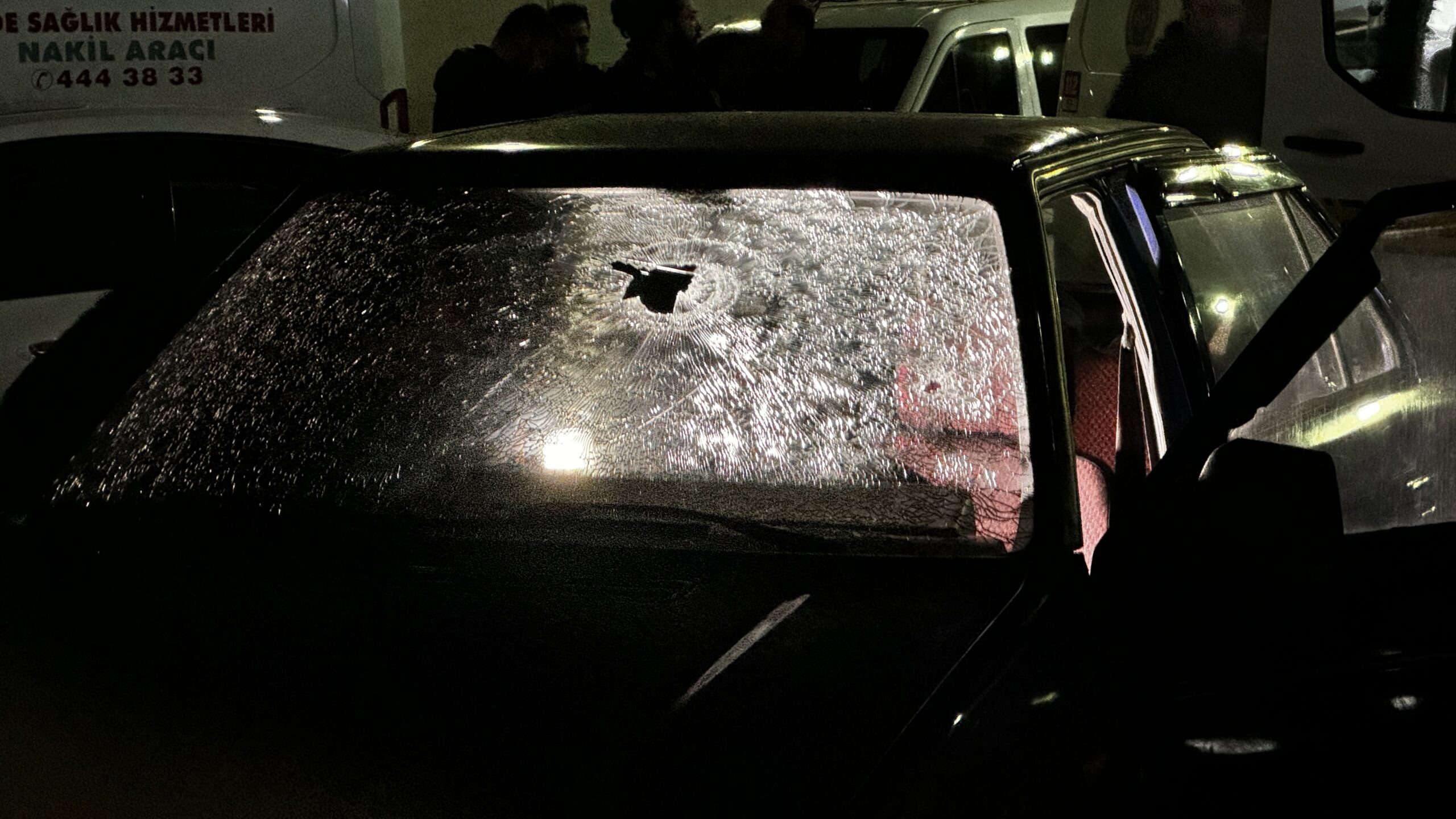 Eski kız arkadaşı ve ağabeyini tabancayla vurdu