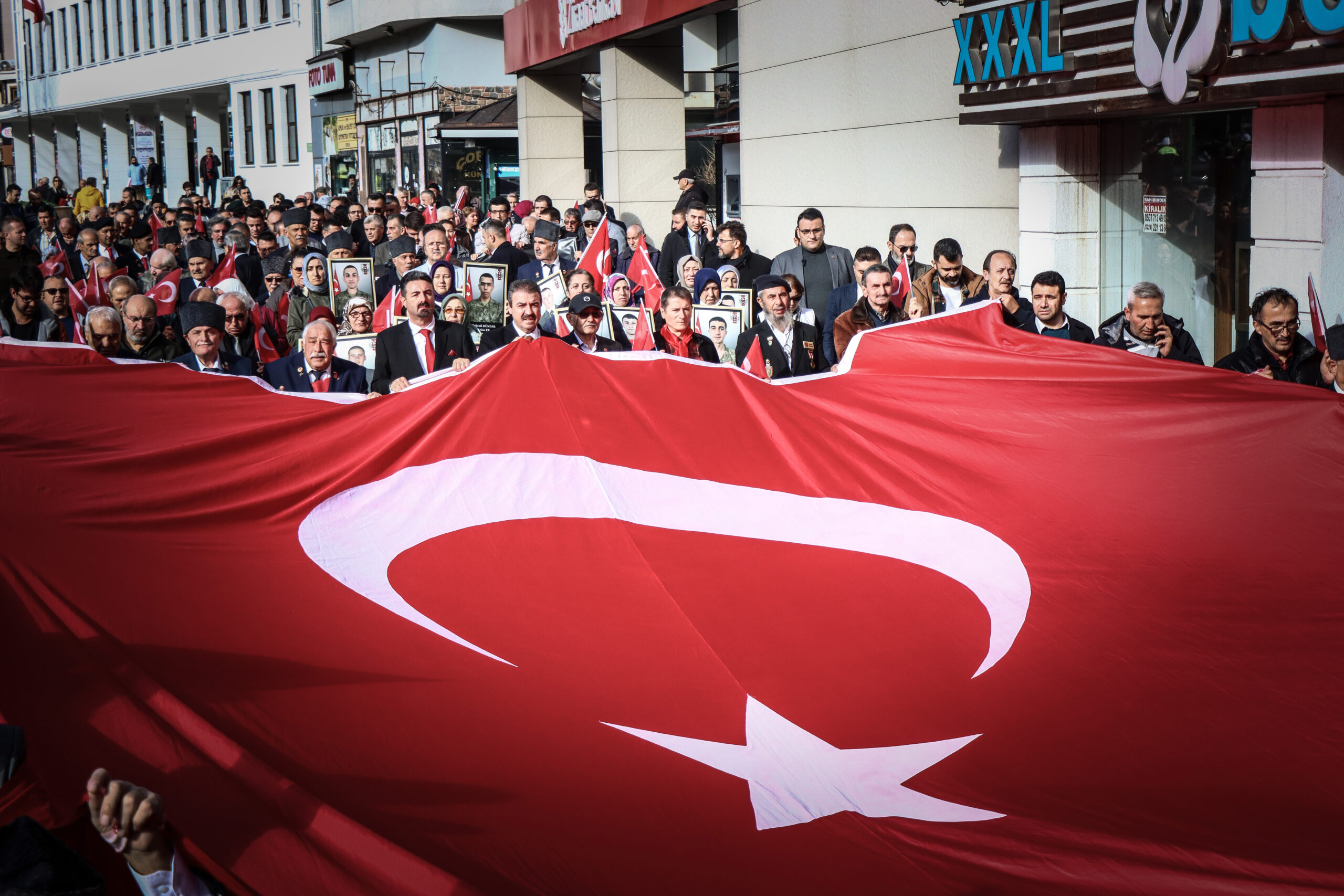 Bursa’da “Teröre Lanet, Şehitlerimize ve Gazilerimize Saygı Yürüyüşü” düzenlendi